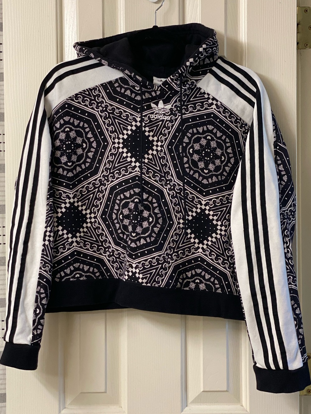 Adidas Black and White Patterned Cropped Hoodie Size Large